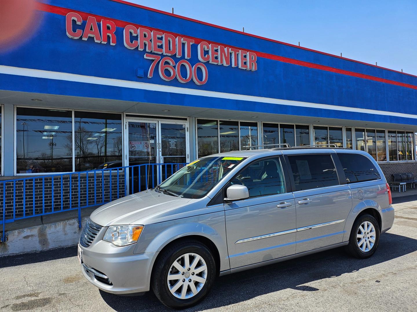 2015 SILVER Chrysler Town and Country Touring (2C4RC1BG7FR) with an 3.6L V6 DOHC 24V engine, 6-Speed Automatic transmission, located at 7600 S Western Ave., Chicago, IL, 60620, (773) 918-3980, 0.000000, 0.000000 - Photo#1